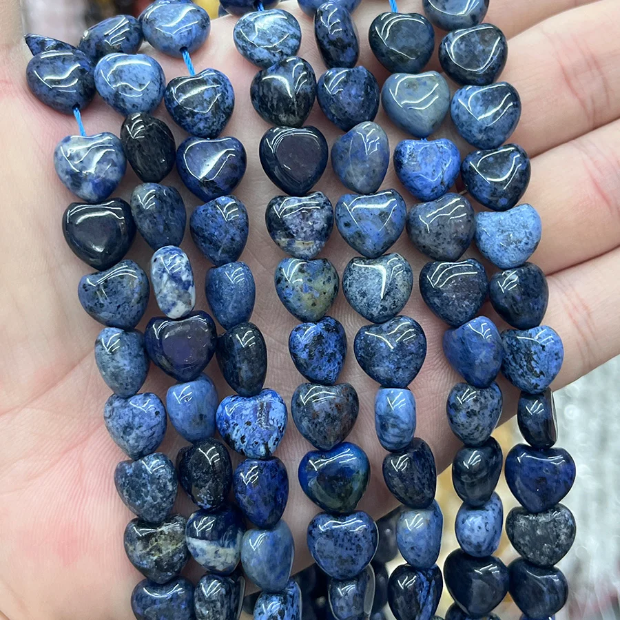 Sodalith Cabochon Herzform 10mm Seitenansicht – Qualität und Form des geschliffenen Edelsteins
