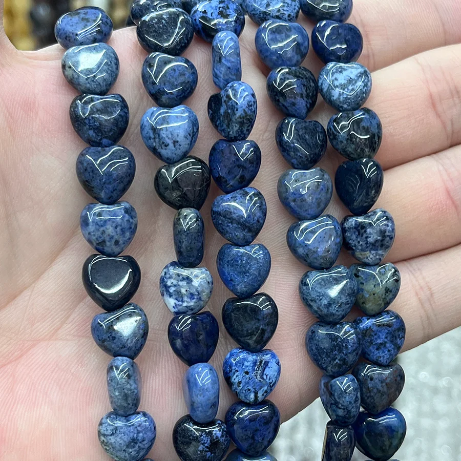 Sodalith Cabochon Herzform 10mm Nahaufnahme – intensives Blau und charakteristische Maserung